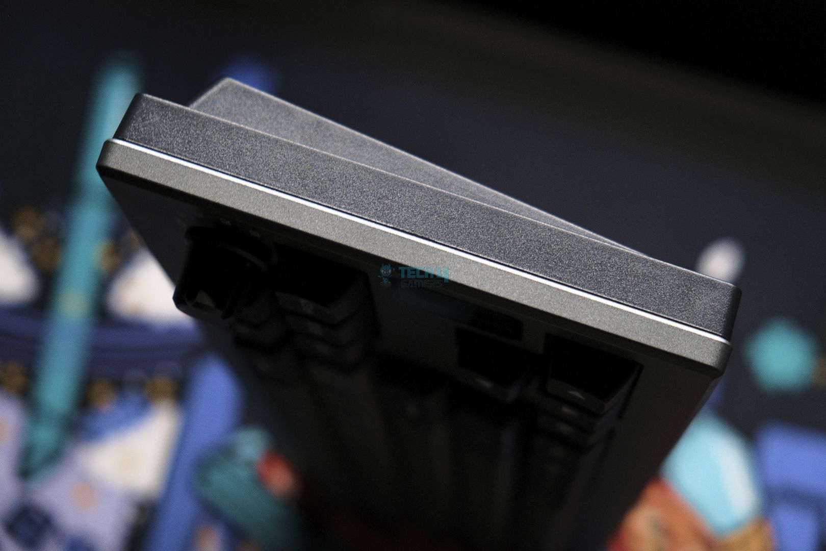 Epomaker Shadow X has a standard box-on-wedge side profile